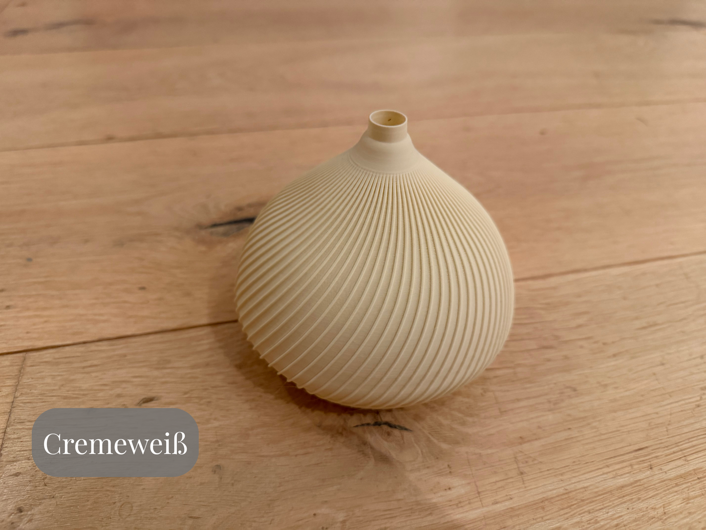 Lampenschirm für Herrnhuter Stern A1 in Cremeweiß auf Holzoberfläche – Spiral-Rillen-Design
