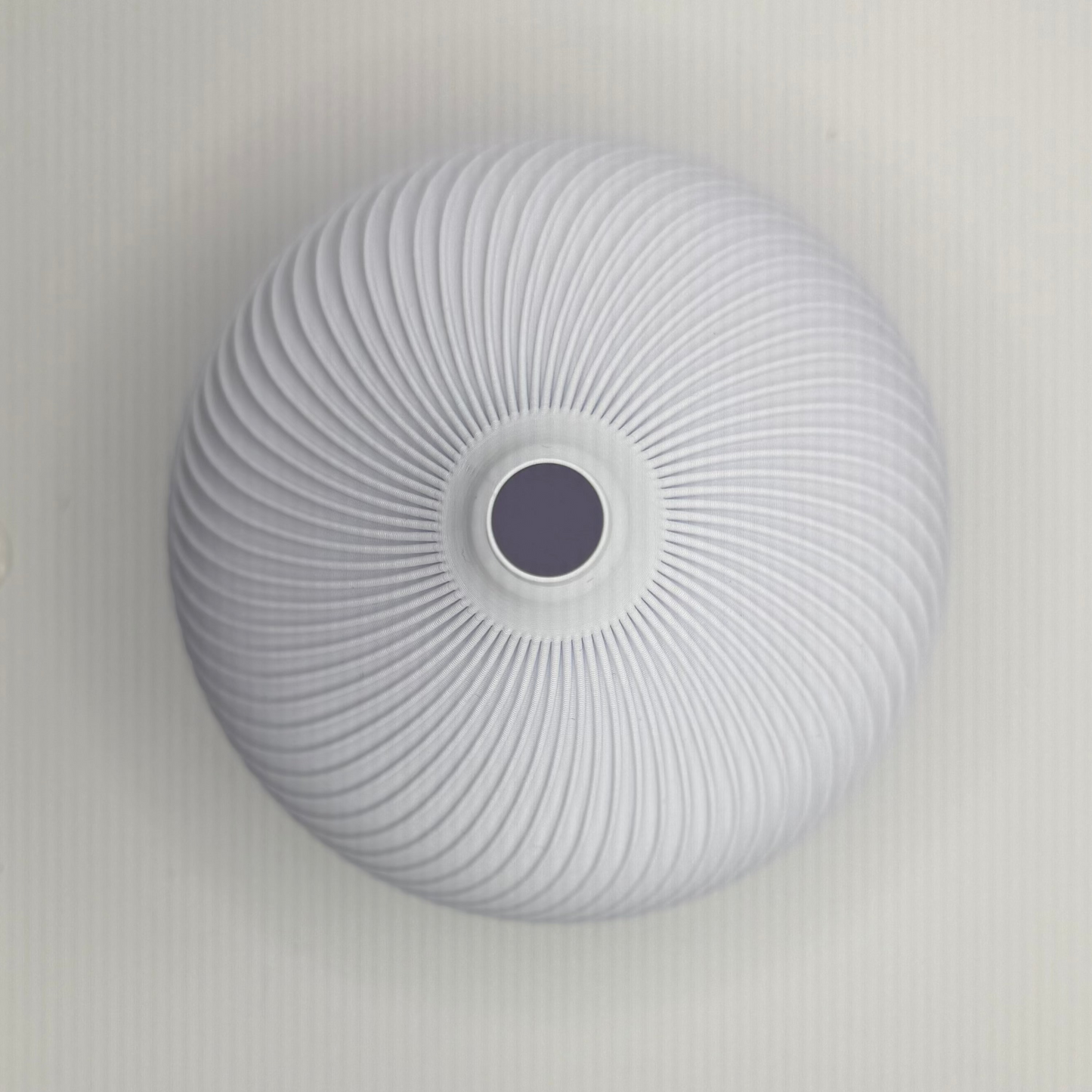 Draufsicht auf Lampenschirm für Herrnhuter Stern A1 in Kaltweiß – Spiral-Rillen-Struktur
