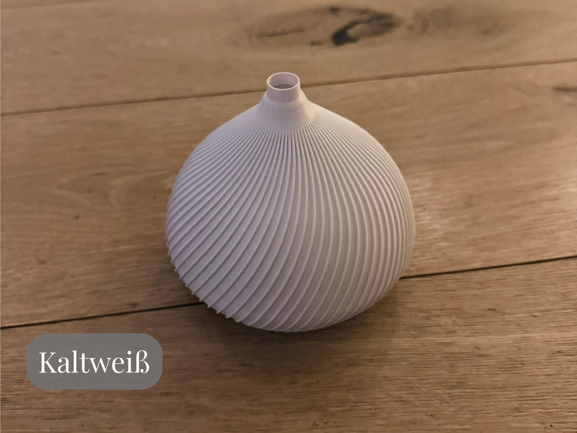 Lampenschirm für Herrnhuter Stern A1 in Kaltweiß auf Holzoberfläche – modernes Design
